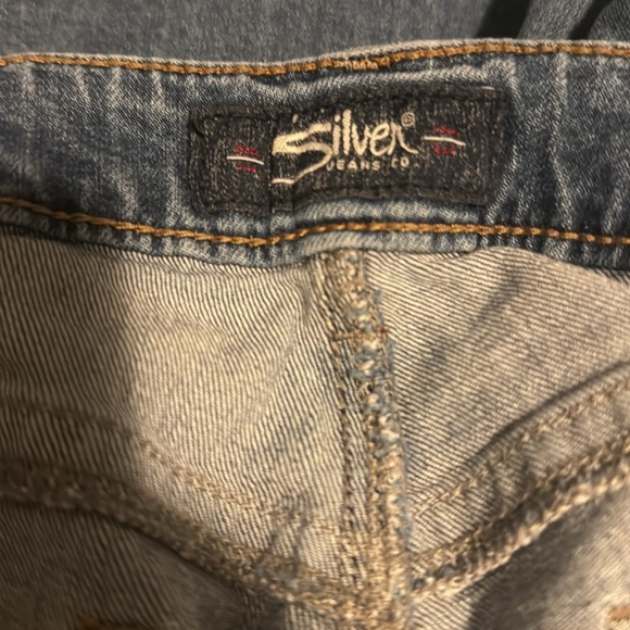 Silver Jean Co Avery Slim Crop W 31 L 25 Medium Wash EUC Distressing - Picture 11 of 12